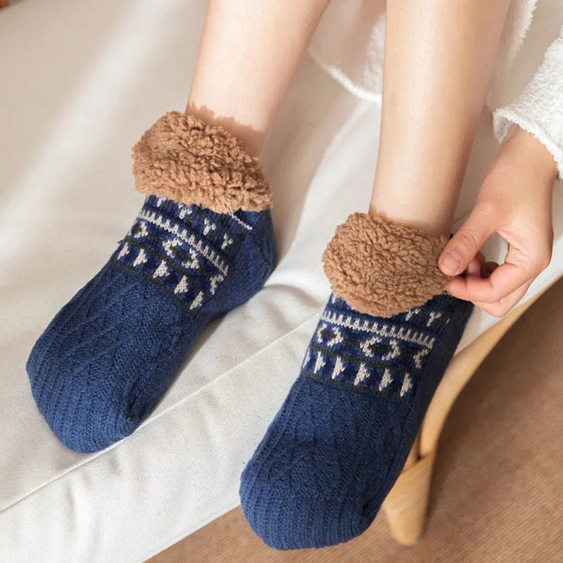 Cozy Snowflake Pattern Winter Socks
